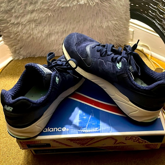 New Balance - Picture 1 of 4